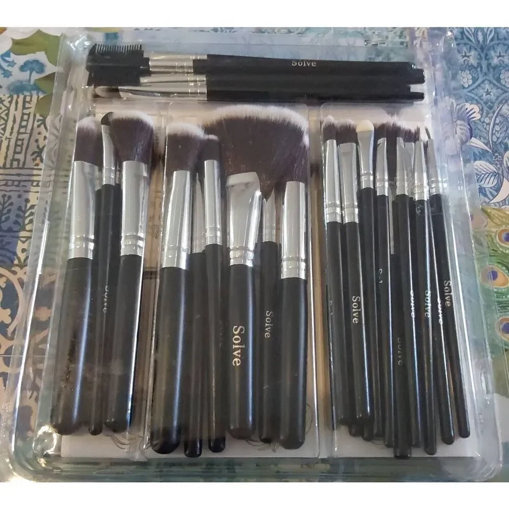 NEW~32 PC. PROFESSIONAL Makeup Brush Set~Wooden Handles~Soft Brushes